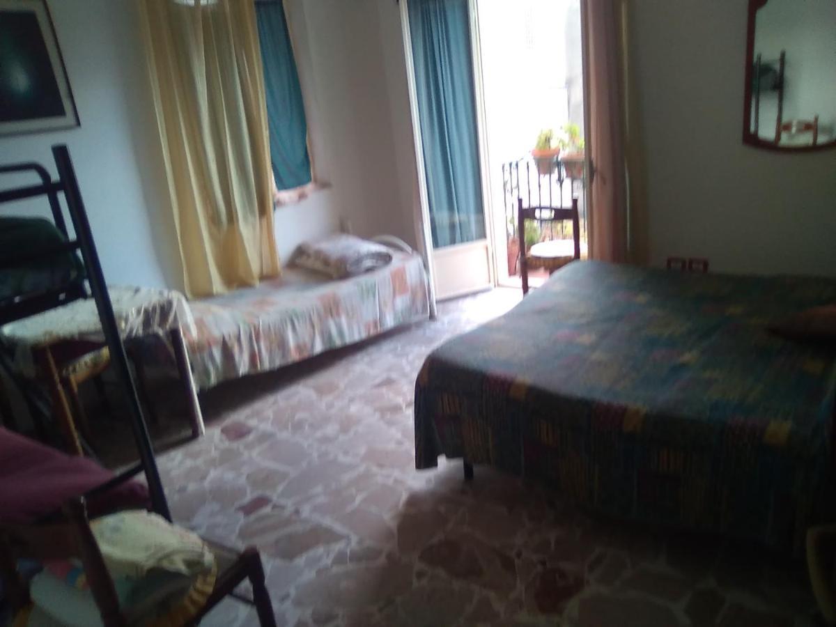 Room In Guest Room - Single Room With Shared Bathroom タオルミーナ エクステリア 写真